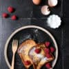 Brioche perdue au miel et aux fruits